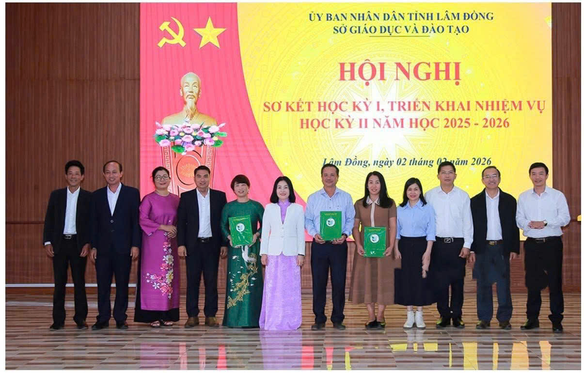 Ban Giám đốc Sở Giáo dục và Đào tạo tỉnh Lâm Đồng tặng quà cho Trung tâm hỗ trợ phát triển giáo dục hoà nhập Cam Ly, Trung tâm hỗ trợ phát triển giáo dục hoà nhập Gia Nghĩa và Trường Tình Thương nhân dịp Tết Nguyên đán Bính Ngọ