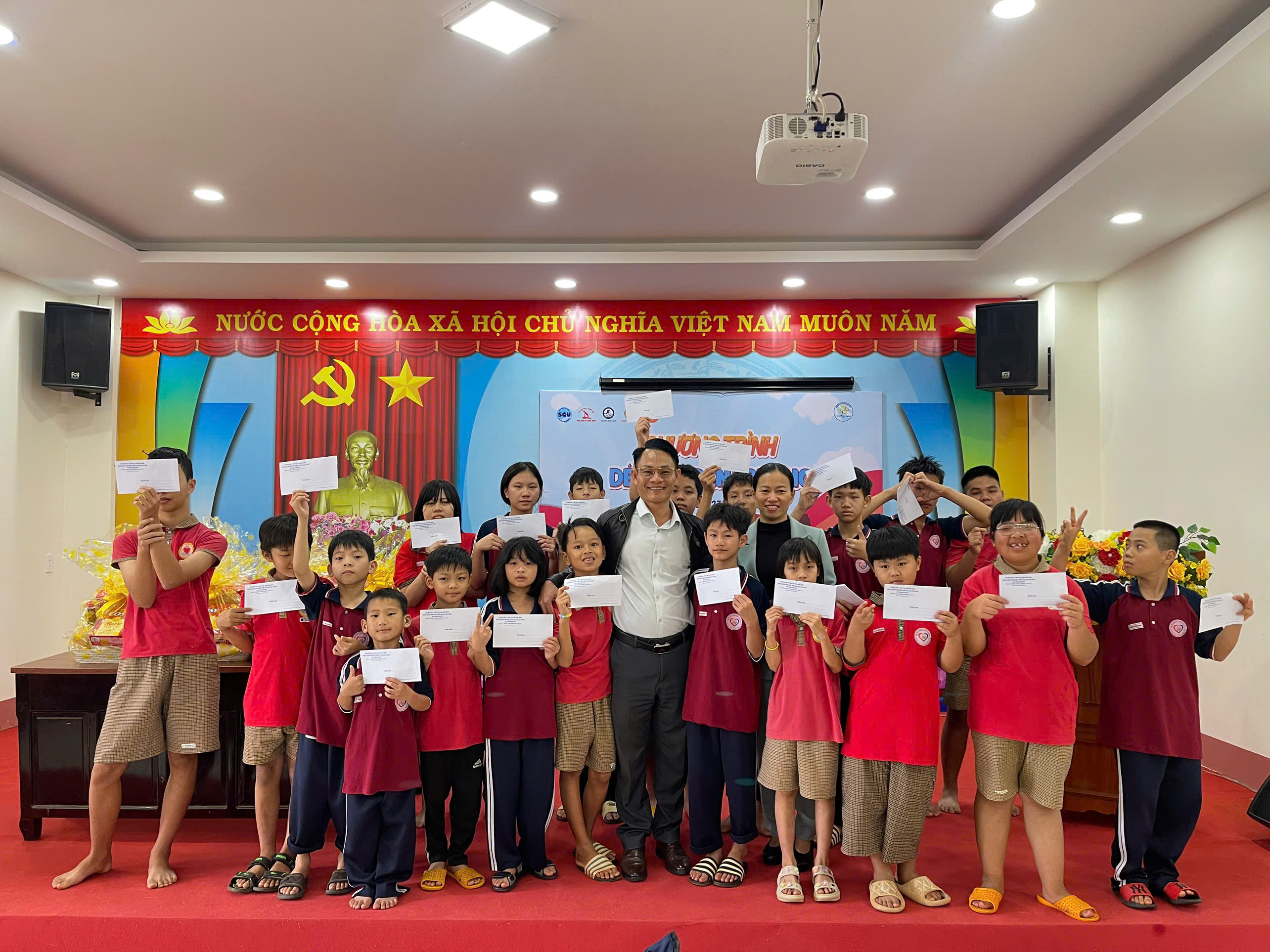 Ban Giám đốc Trung tâm hỗ trợ phát triển giáo dục hoà nhập Gia Nghĩa thay mặt toàn ngành trao tặng quà Tết đến học sinh.