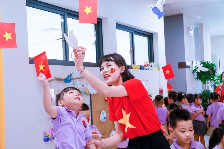 TOÀN CẢNH: LỄ KHAI GIẢNG ĐẶC BIỆT và Kỷ niệm 80 năm thành lập Bộ Quốc gia Giáo dục- Ảnh 24. TOÀN CẢNH: LỄ KHAI GIẢNG ĐẶC BIỆT và Kỷ niệm 80 năm thành lập Bộ Quốc gia Giáo dục- Ảnh 24.