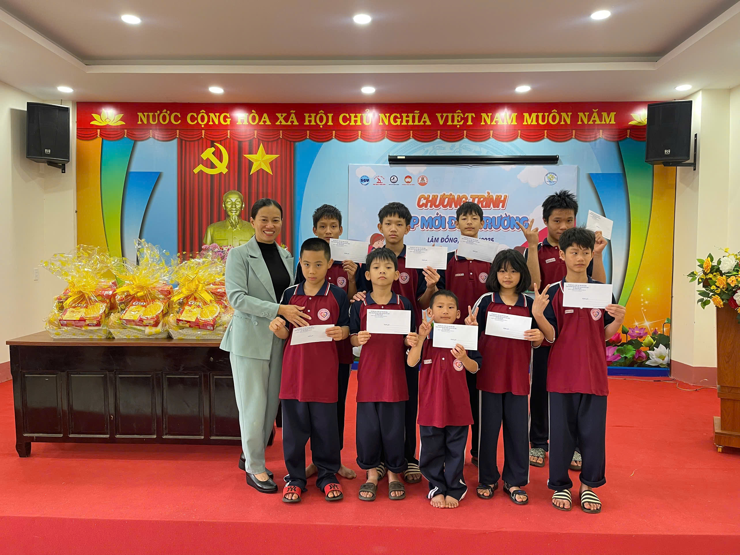 Ban Giám đốc Trung tâm hỗ trợ phát triển giáo dục hoà nhập Gia Nghĩa thay mặt toàn ngành trao tặng quà Tết đến học sinh.