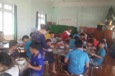 Bữa ăn của học sinh khuyết tật tại Trung tâm hỗ trợ phát triển giáo dục hòa nhập tỉnh Đăk Nông